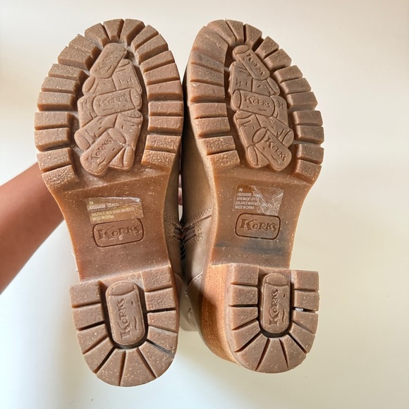 Korks-Ease Esmerelda Taupe Suede Lug Sole Block Heel Ankle Booties Size 8 - Picture 11 of 12